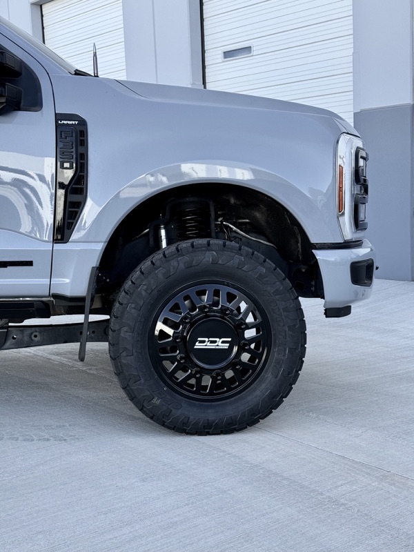 F-350 Lariat with black DDC dually wheel and Toyo tire